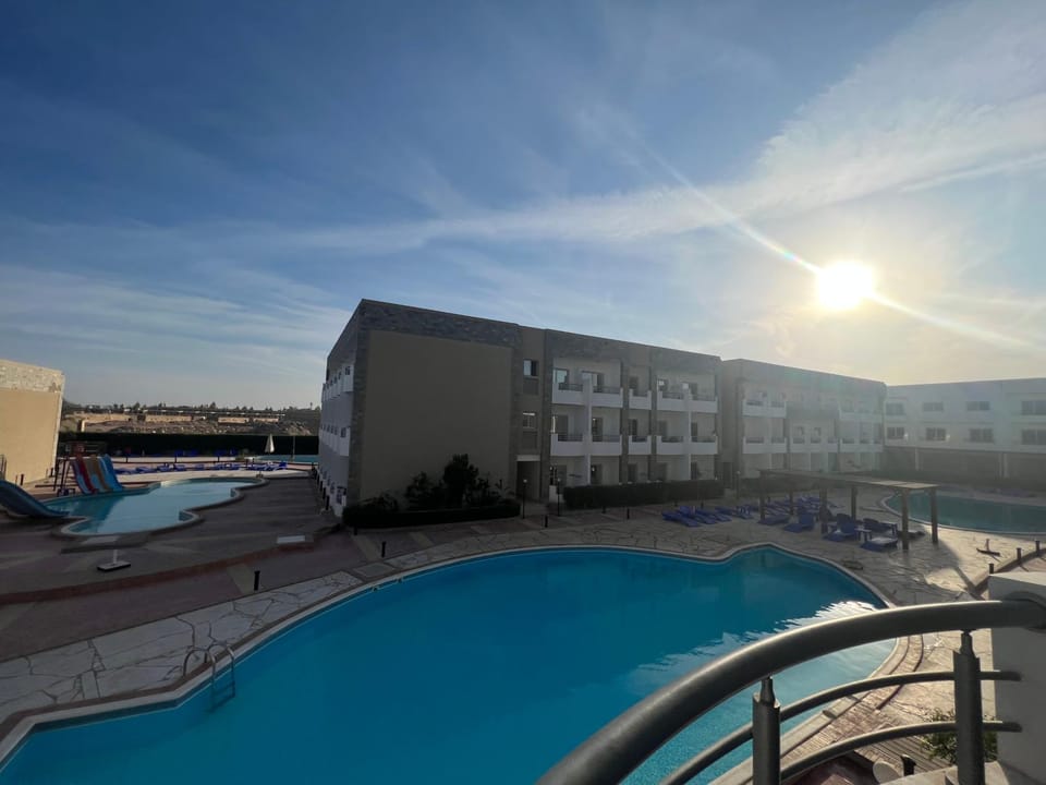 Property building, Pool view, Swimming pool, Swimming pool, sunbed