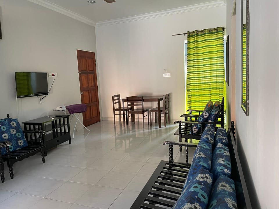 TV and multimedia, Living room, Seating area, Dining area