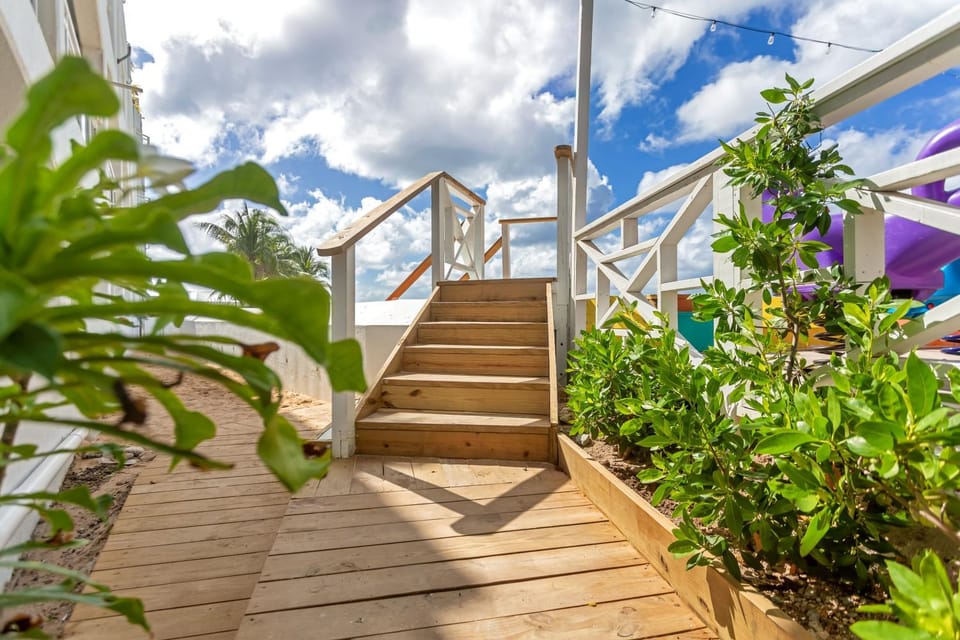 Maho Beach Studio Getaway, Oceanfront Apartment in Simpson Bay