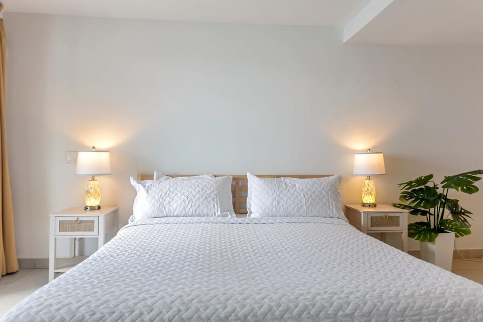Maho Beach Studio Getaway, Oceanfront Apartment in Simpson Bay