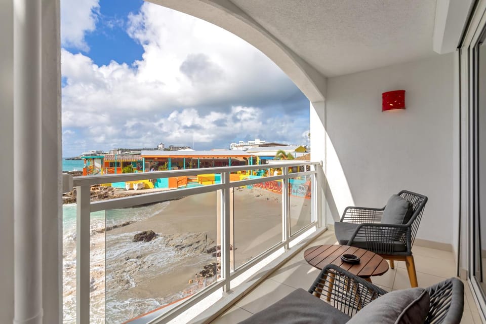 Maho Beach Studio Getaway, Oceanfront Apartment in Simpson Bay