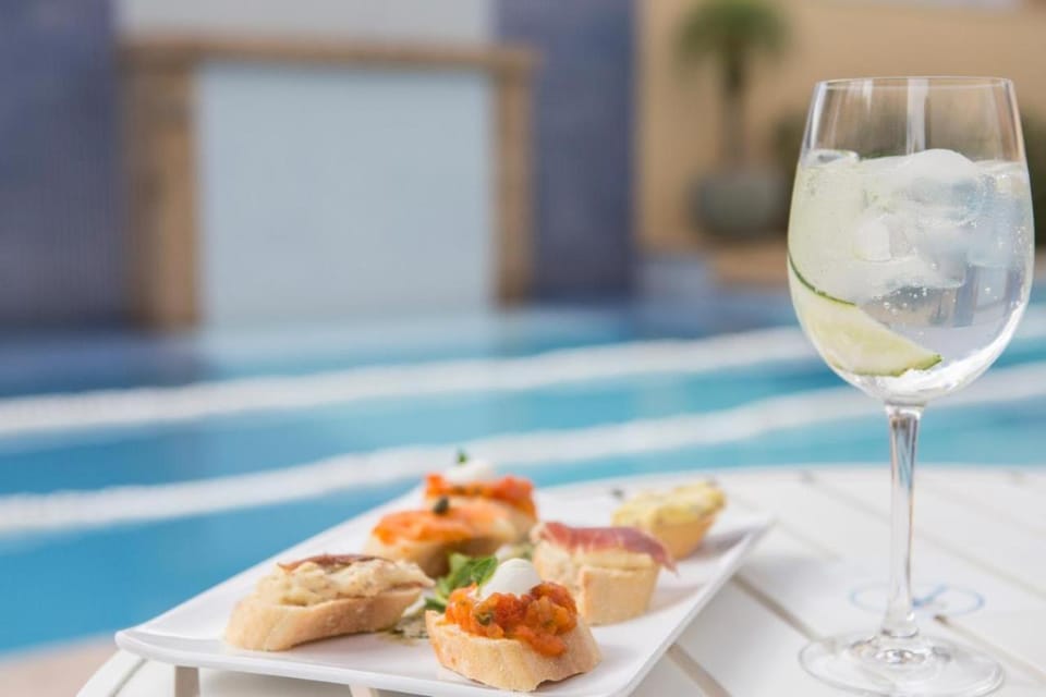 Food and drinks, Pool view, Swimming pool, Swimming pool