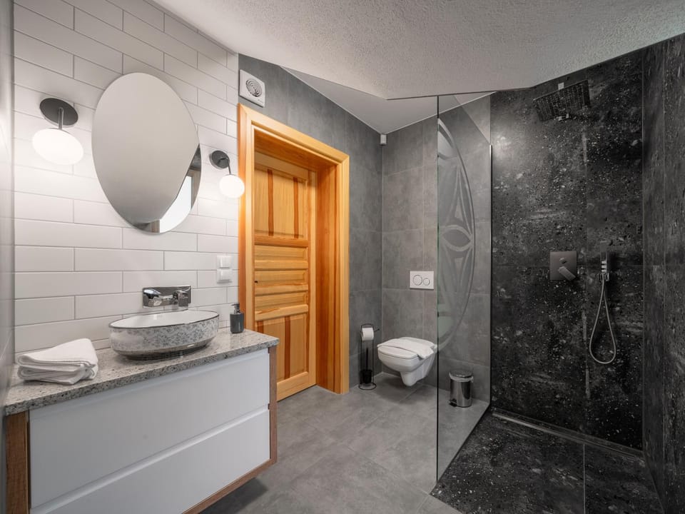 Shower, Toilet, Bathroom, towels
