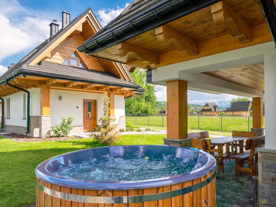 Property building, Patio, Day, Natural landscape, Garden, Hot Tub, Hot Tub, Garden view