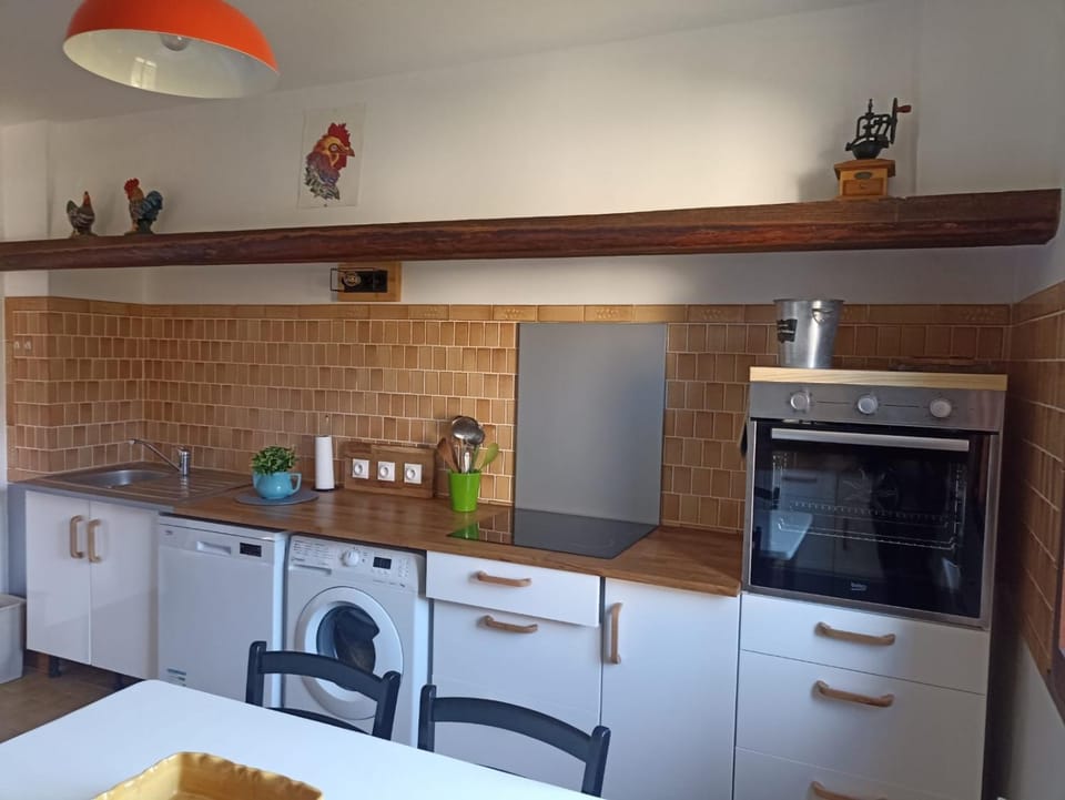 Kitchen or kitchenette, Dining area, oven, pet friendly, stove