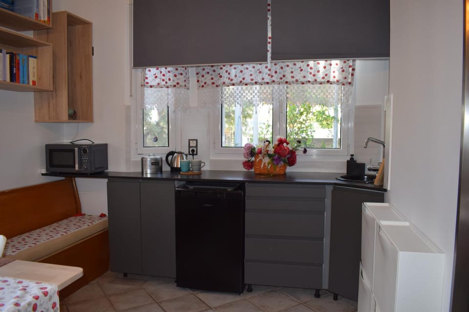 h2h Chris # Μικρό, φωτεινό & βολικό σπίτι Apartment in North Athens Regional Unit, Greece