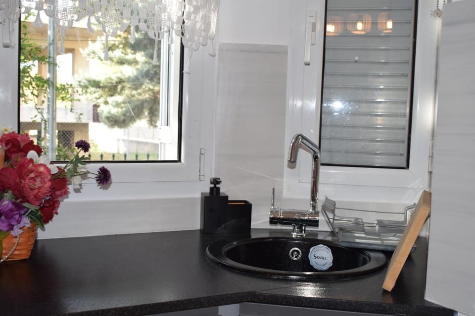 h2h Chris # Μικρό, φωτεινό & βολικό σπίτι Apartment in North Athens Regional Unit, Greece