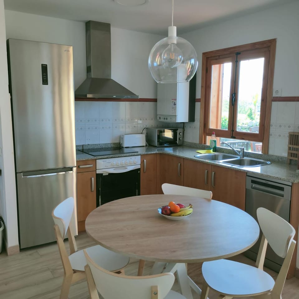Kitchen or kitchenette, Dining area, dishwasher, minibar, pet friendly, stove