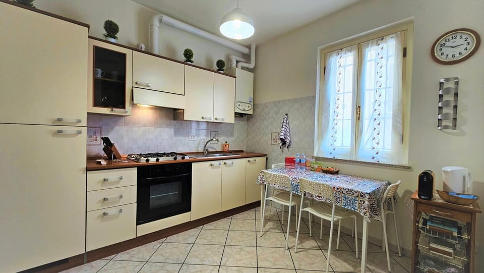Kitchen or kitchenette, Dining area, minibar, stove