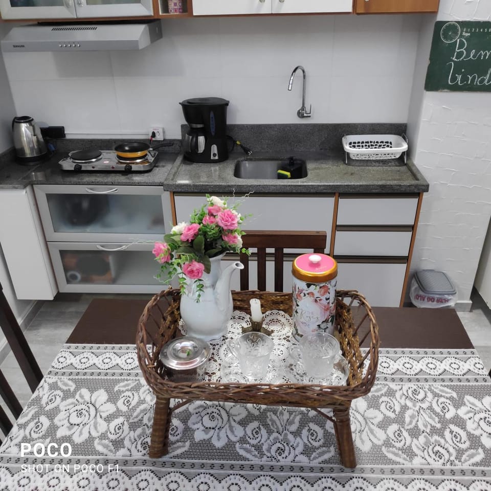 Coffee/tea facilities, Kitchen or kitchenette, Dining area, minibar