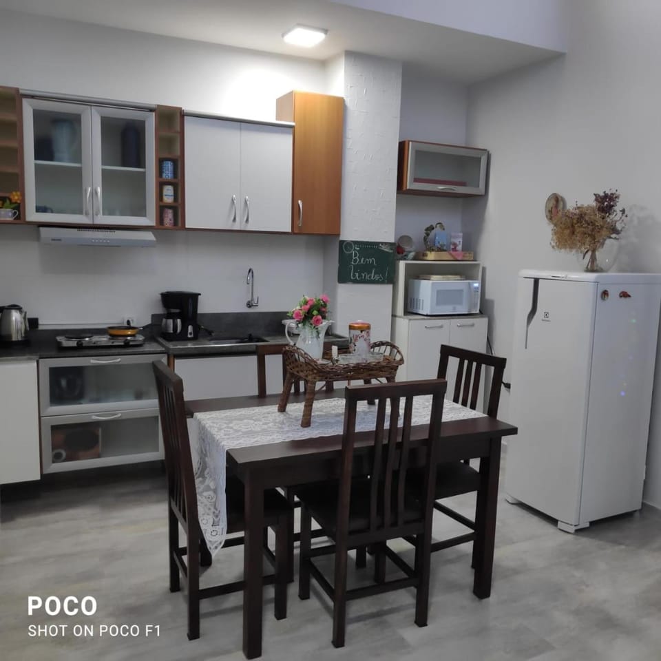 Kitchen or kitchenette, Dining area, microwave, minibar, stove, toaster