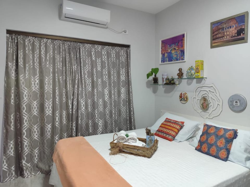 Bed, Decorative detail, Bedroom, towels, air conditioner