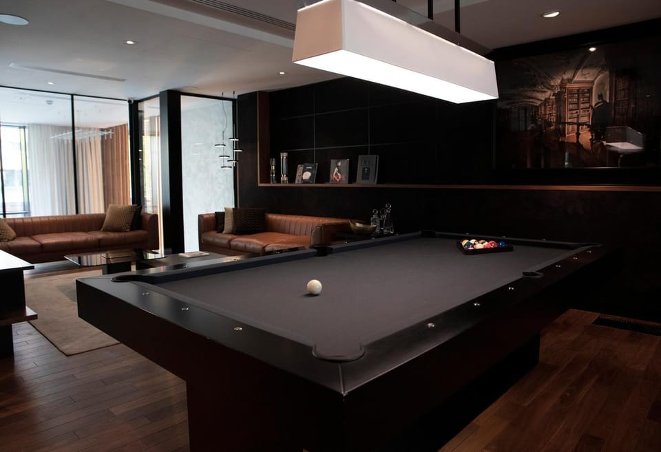 Communal lounge/ TV room, Billiard, Game Room, Seating area, oven