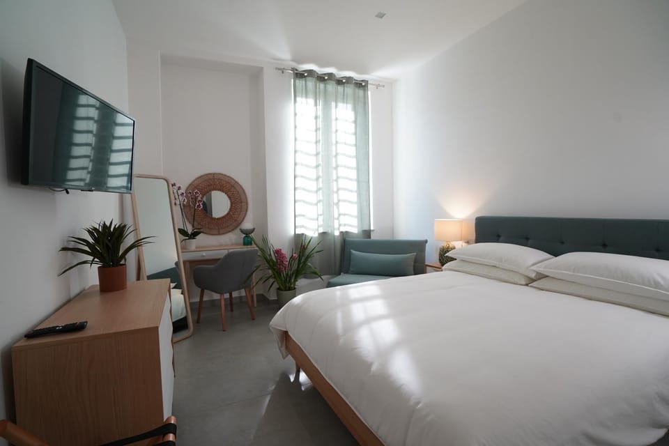 Bed, TV and multimedia, Photo of the whole room, Decorative detail, Seating area, Floor plan, Bedroom, wardrobe, air conditioner, air conditioner