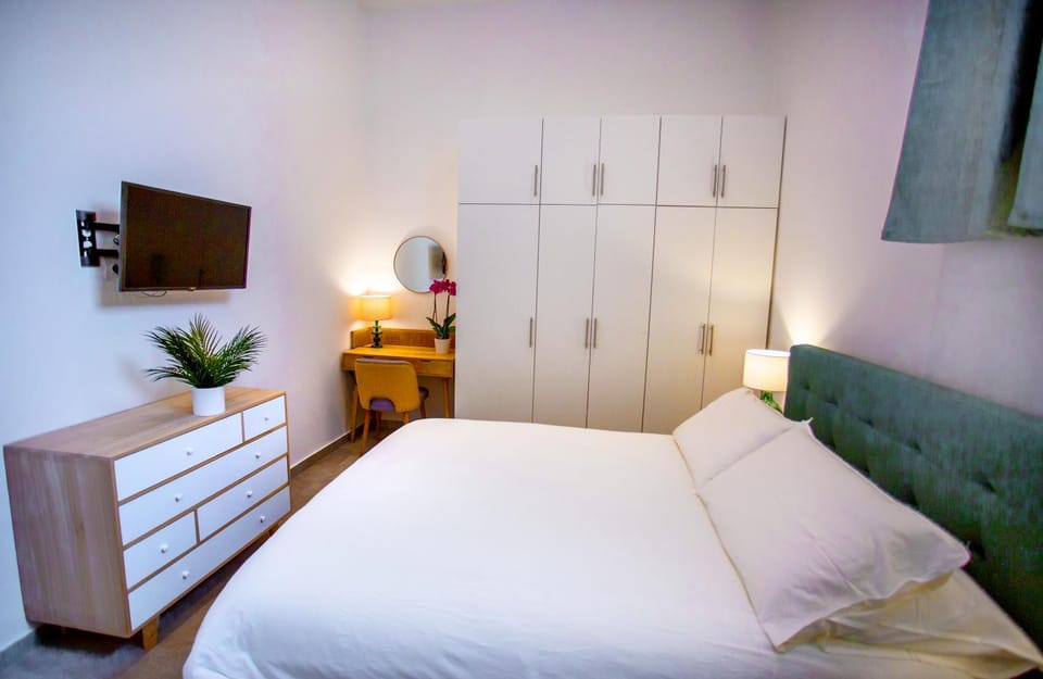 Bed, TV and multimedia, Photo of the whole room, Decorative detail, Bedroom, Area and facilities, furniture, internet, safe, wardrobe, air conditioner