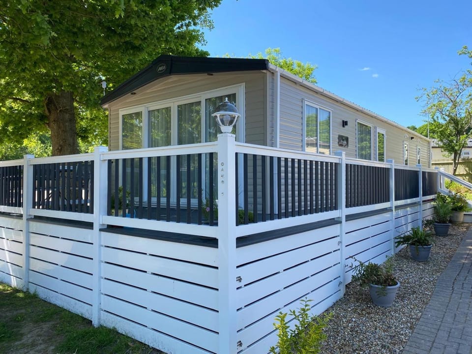 Coghurst Hall Holiday Home Sleeps 6, 2 bedrooms House in Hastings