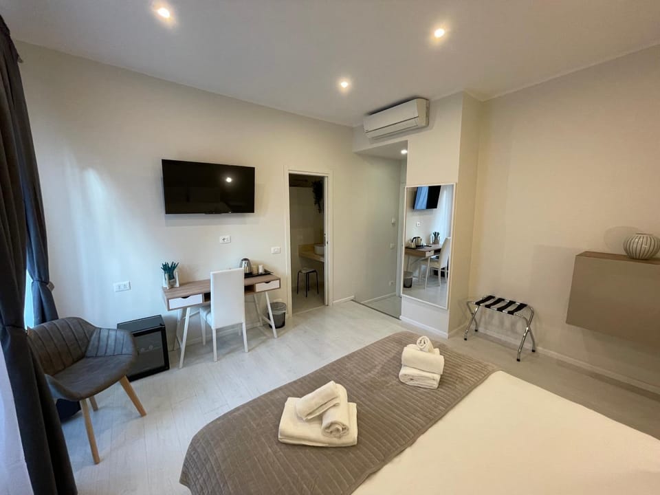 Bed, TV and multimedia, Photo of the whole room, Seating area, Bedroom, hair dresser, towels, air conditioner