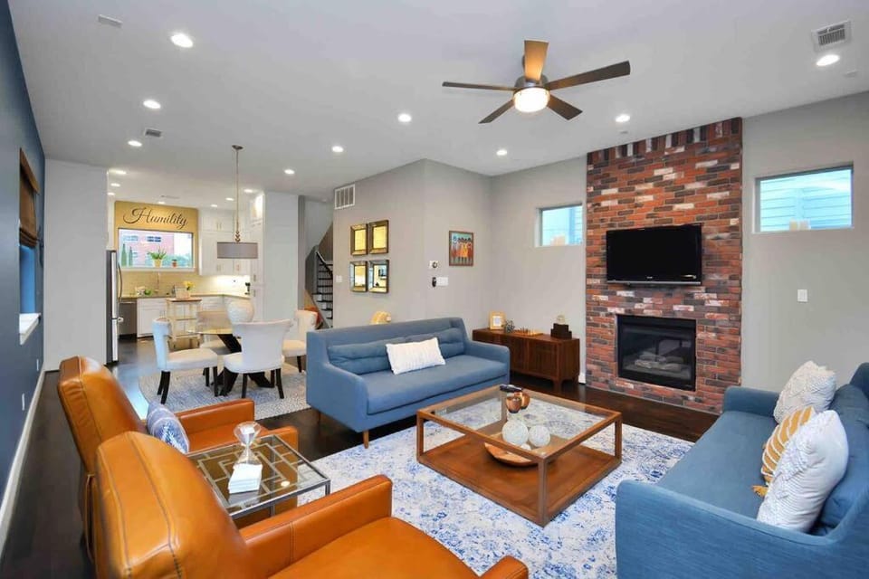 FIFA Fans Welcome! Skyline Views with Garage Parking 10 minutes from NRG Stadium House in Houston