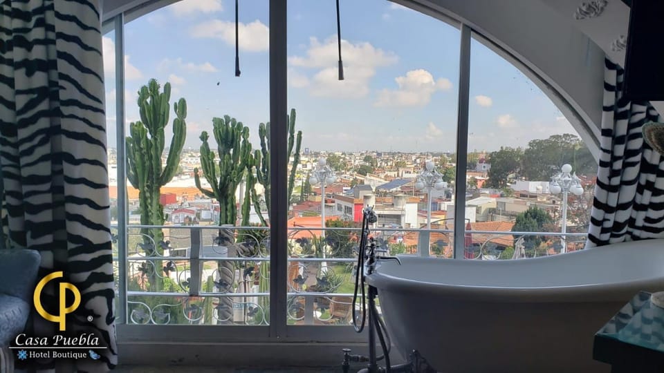 Hot Tub, View (from property/room), Balcony/Terrace, City view