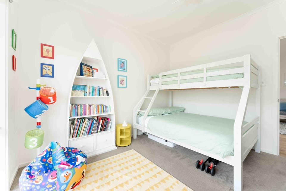 Bedroom, bunk bed