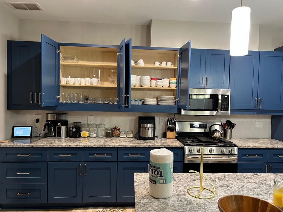 Coffee/tea facilities, Kitchen or kitchenette, minibar, oven, pet friendly, stove