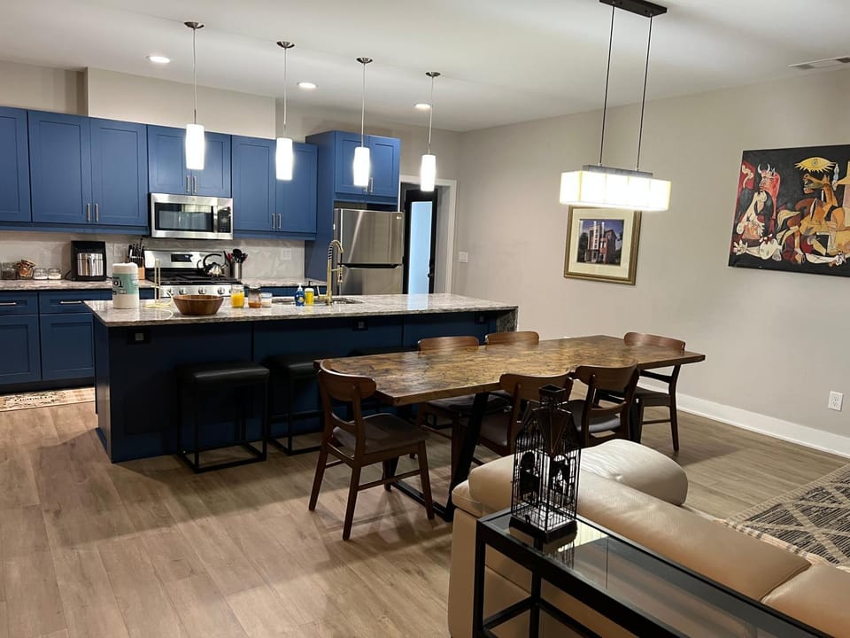 Kitchen or kitchenette, Dining area, minibar, pet friendly, stove