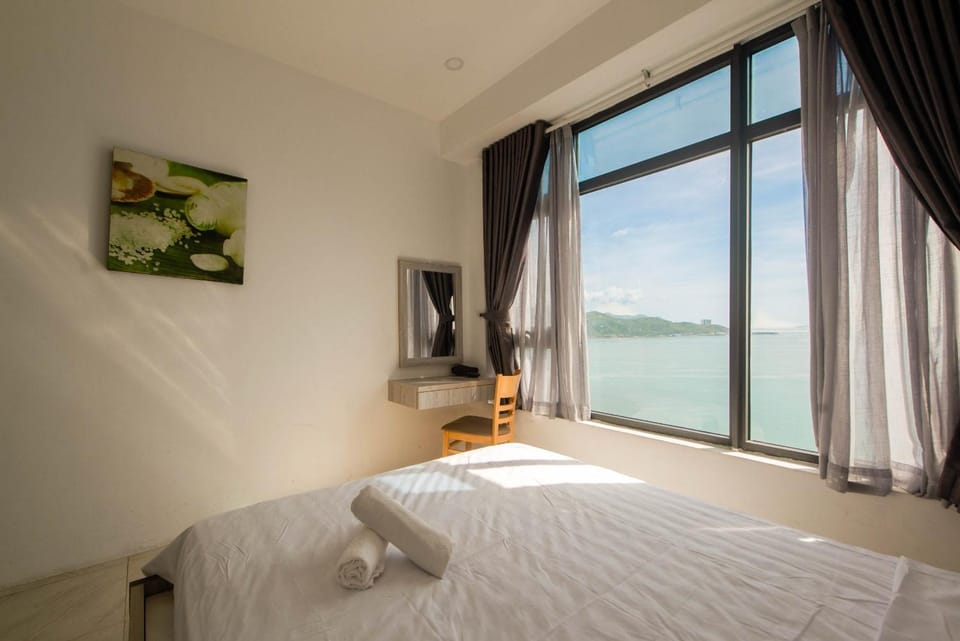 Bed, Natural landscape, Photo of the whole room, Bedroom, Mountain view, River view, Sea view, towels