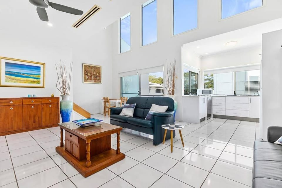 Smooth Sailing -Modern 2 bedroom apartment! Apartment in Sandstone Point