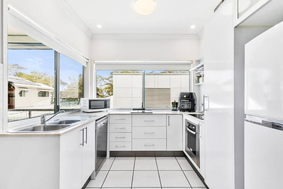 Smooth Sailing -Modern 2 bedroom apartment! Apartment in Sandstone Point