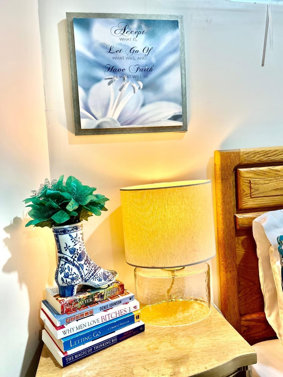 Bed, Photo of the whole room, hair dresser