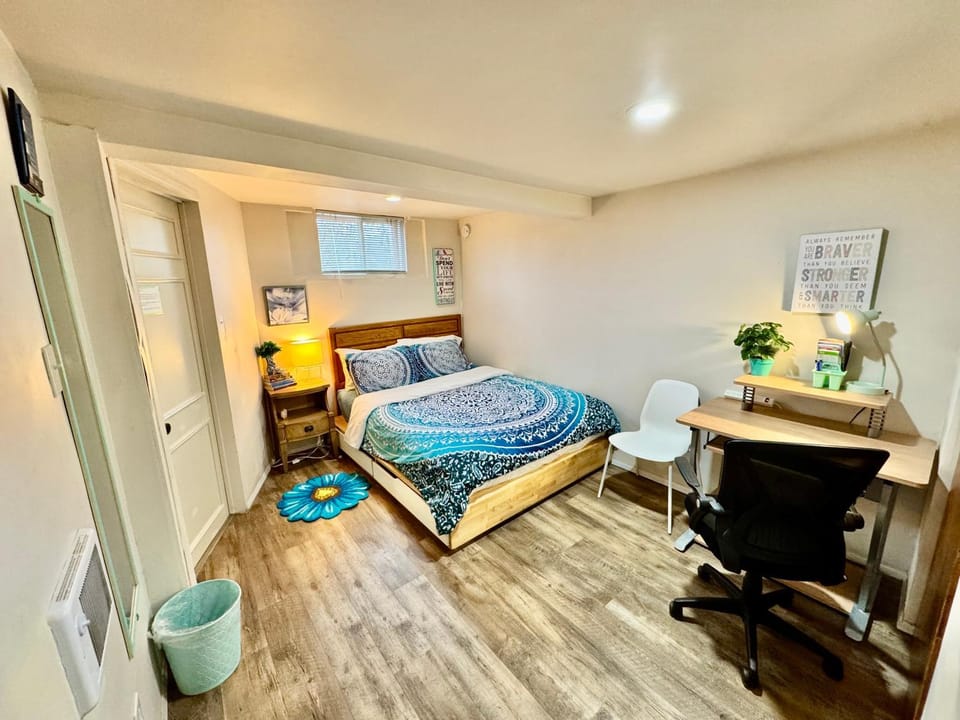 Bed, Photo of the whole room, Seating area, Bedroom