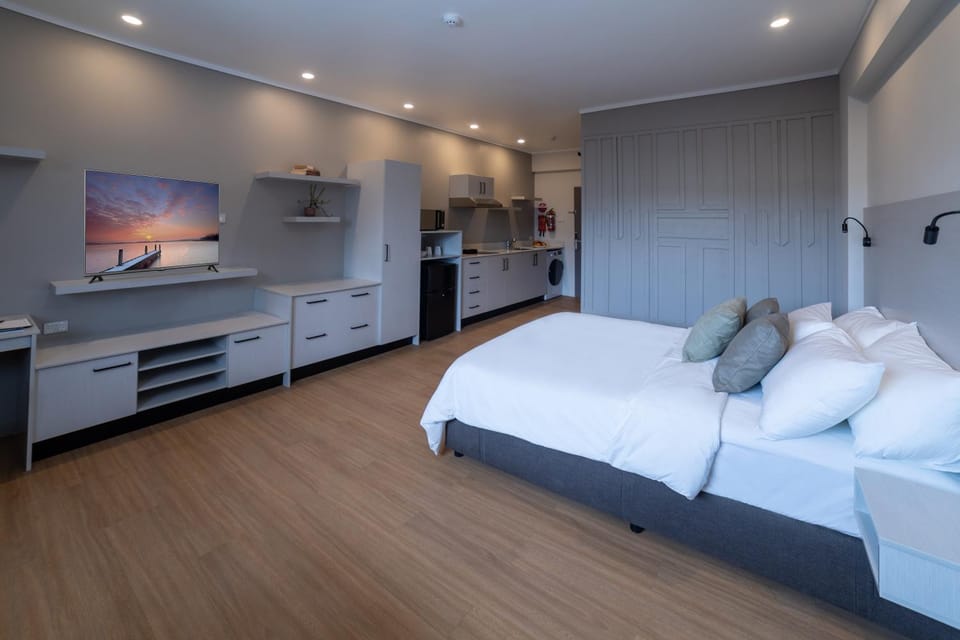Bed, TV and multimedia, Kitchen or kitchenette, Photo of the whole room