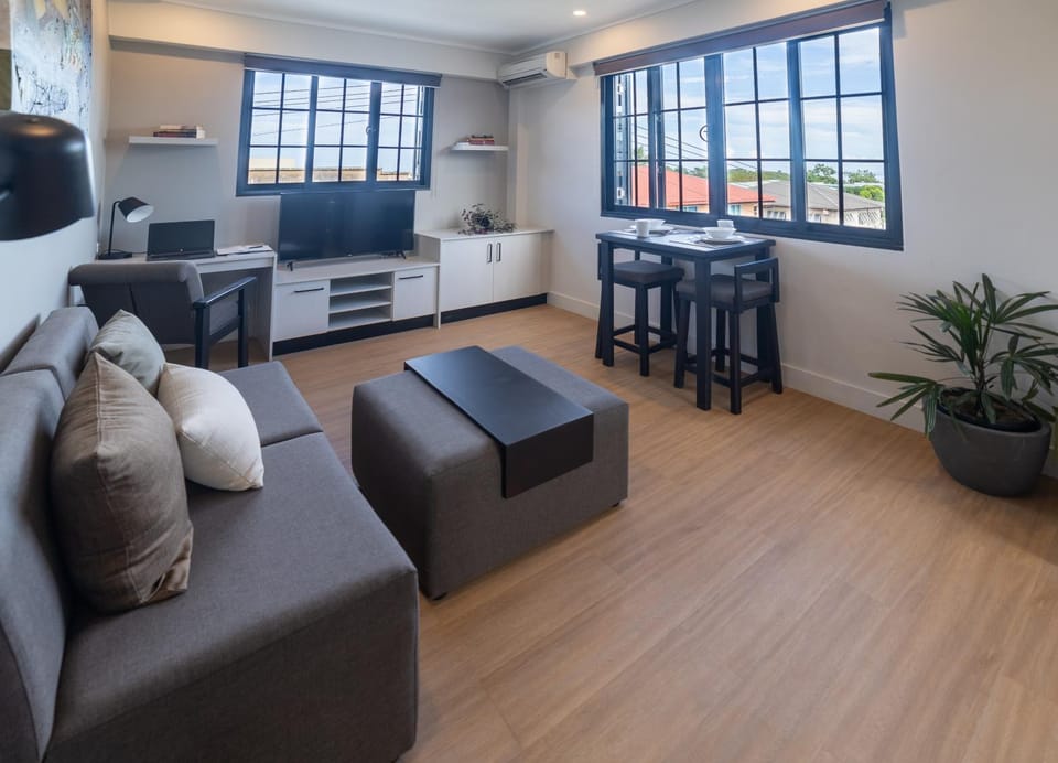 TV and multimedia, Living room, Seating area, Dining area