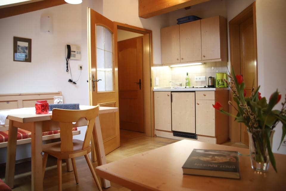 Kitchen or kitchenette, Living room, Seating area, Dining area