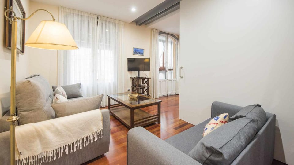 Bed, TV and multimedia, Living room, Photo of the whole room, Seating area