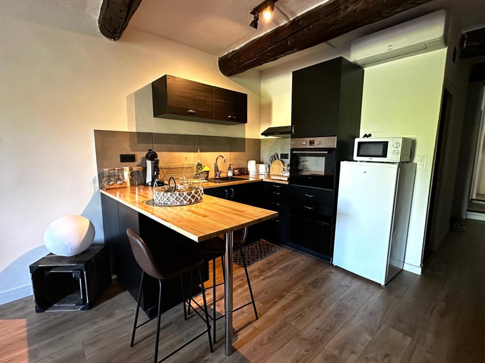 Dining area, oven, stove, toaster