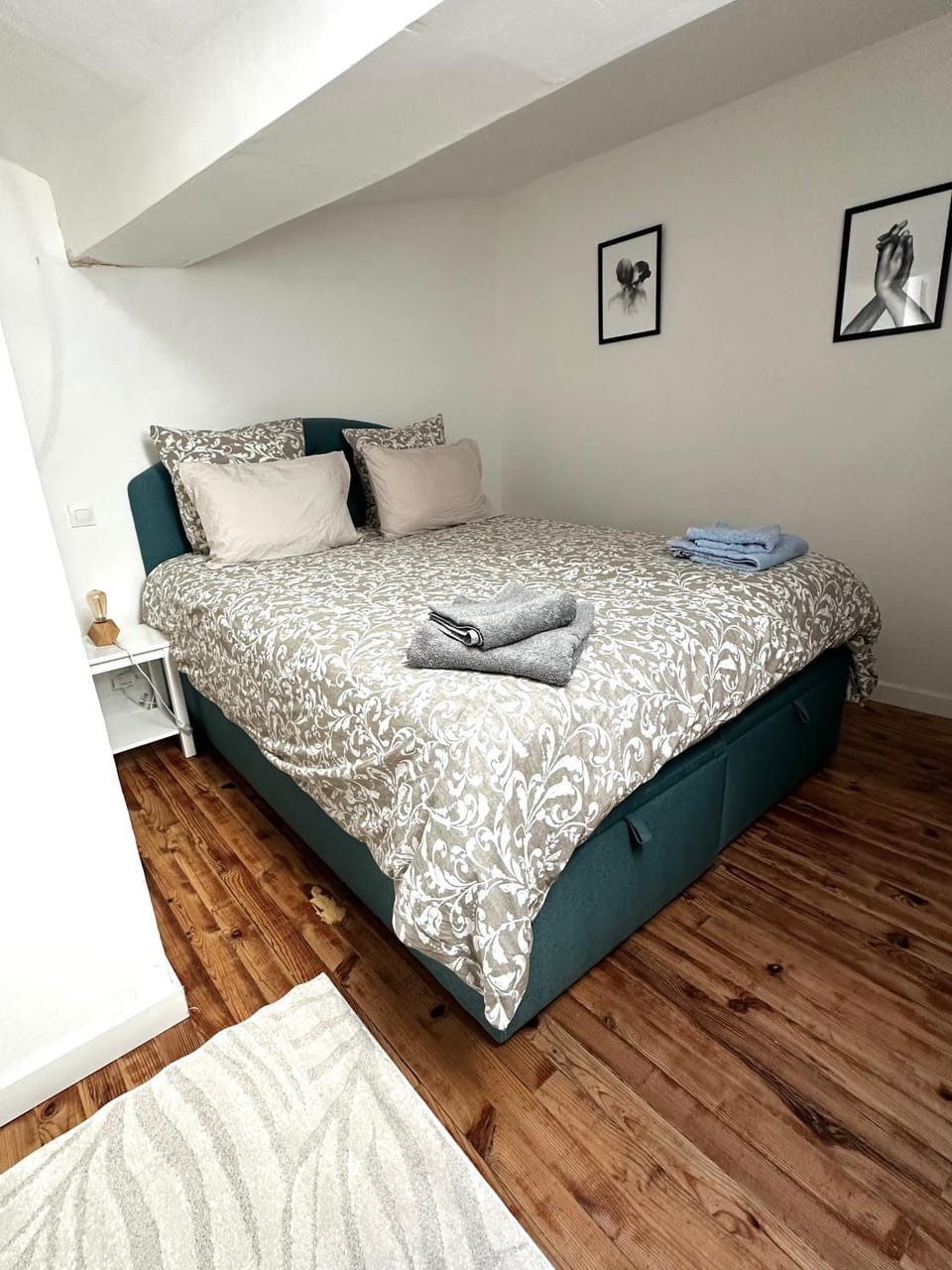 Bed, Bedroom, towels
