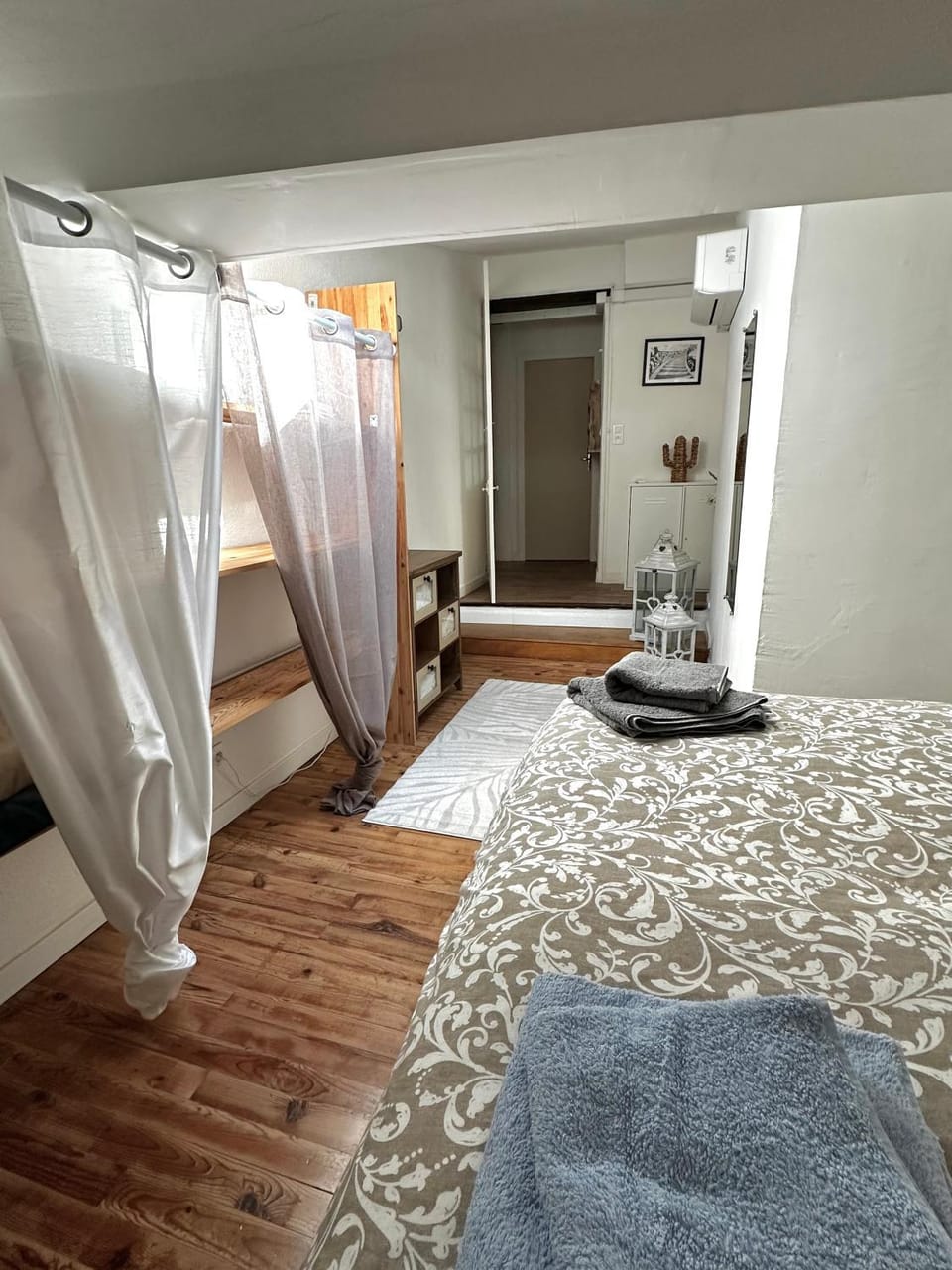 Photo of the whole room, Bedroom, air conditioner