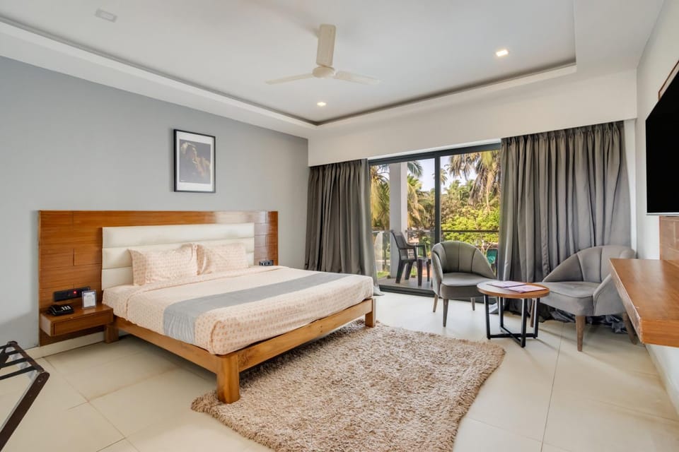 Bed, Photo of the whole room, Seating area, Bedroom