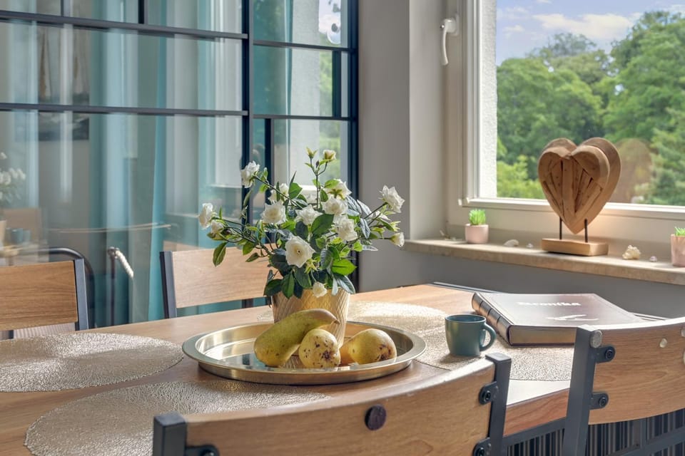 Living room, Food and drinks, Seating area, Dining area, Food