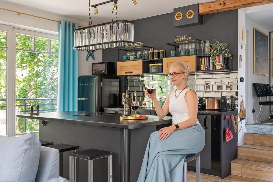 People, Kitchen or kitchenette, Food and drinks, Food, Drinks, group of guests