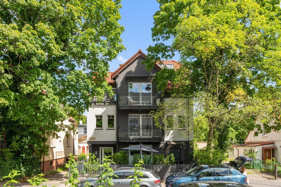 Property building, Spring, Day, Neighbourhood, Garden, Garden view, Street view, Location
