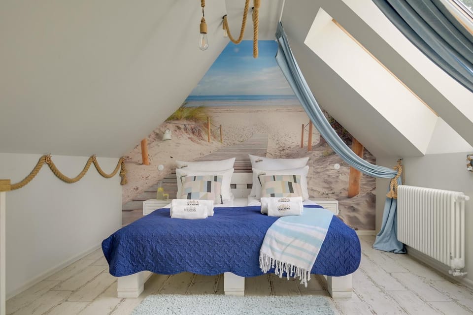 Bed, Photo of the whole room, Seating area, Dining area, Bedroom, towels