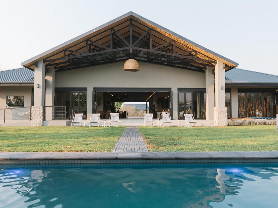 Property building, Facade/entrance, Day, Winter, Garden, Autumn, Garden view, Pool view, Swimming pool, Entertainment