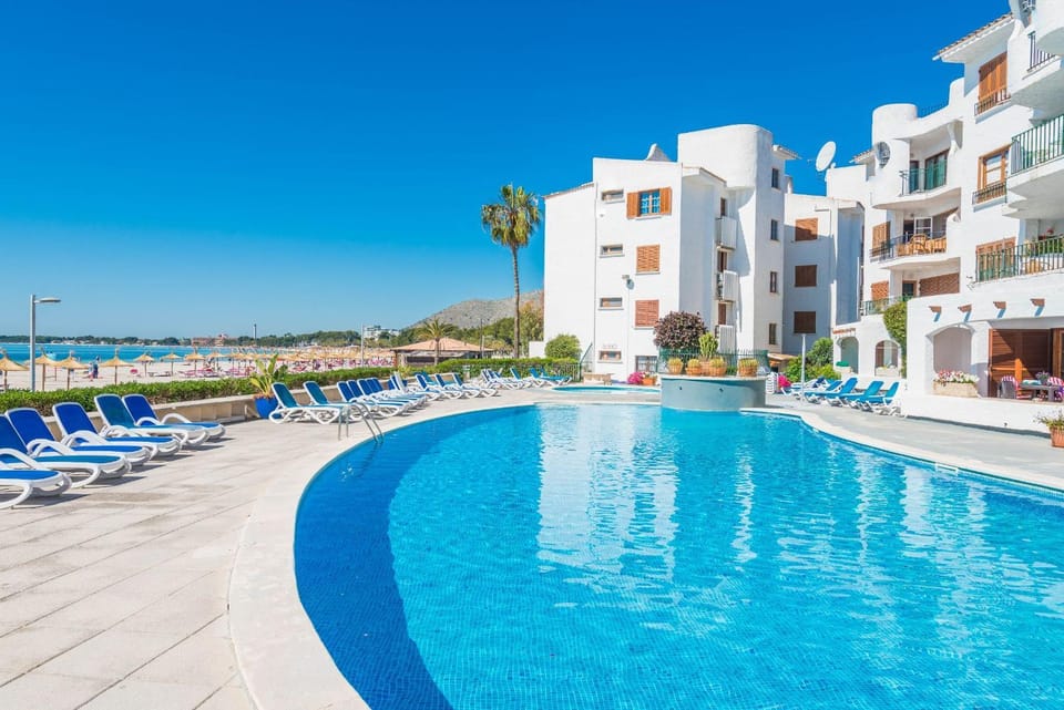 Property building, Swimming pool, sunbed