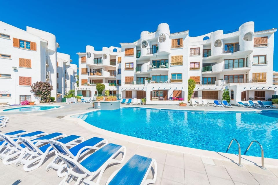 Property building, Swimming pool, sunbed