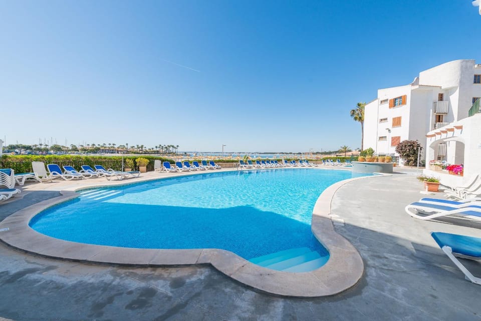 Property building, Swimming pool, sunbed