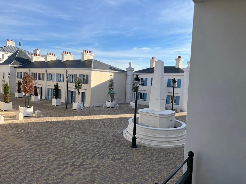 Neighbourhood, Inner courtyard view