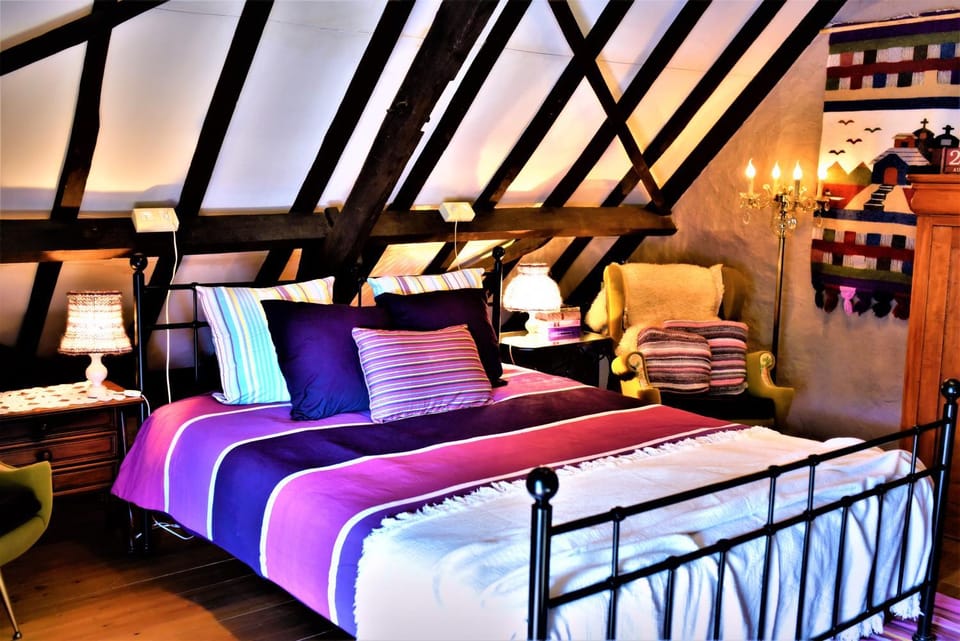Bed, Photo of the whole room, Seating area, Bedroom
