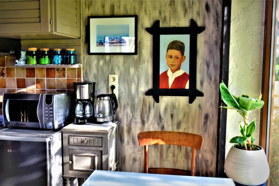 Coffee/tea facilities, Kitchen or kitchenette, microwave, oven, stove